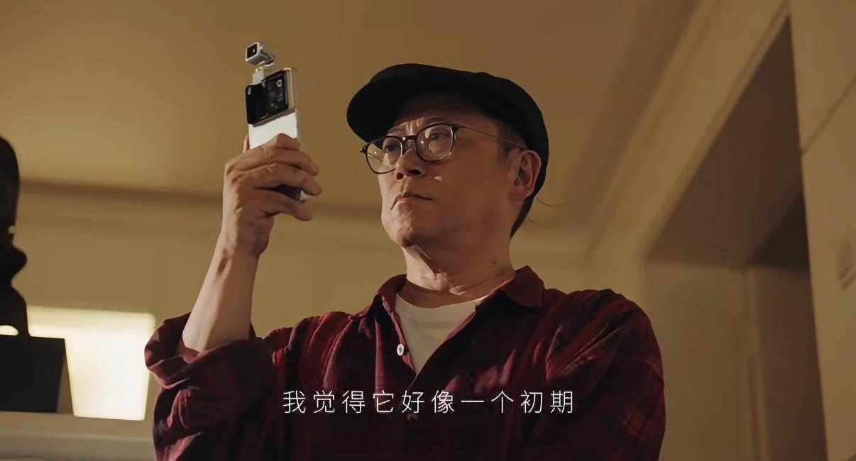 今晚19:00，荣耀要发一台挺特别的新机——Robot Phone。看名字就知道