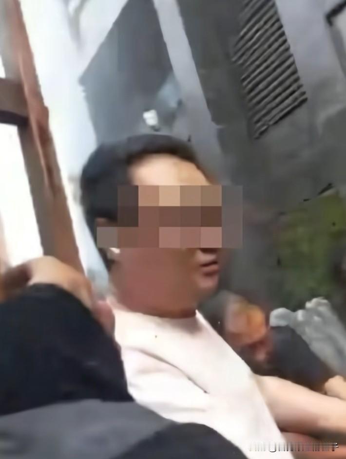 连云港火灾母女坠楼事件，我有一个问题想不明白，既然丈夫能跑出来，也没有受伤，那就