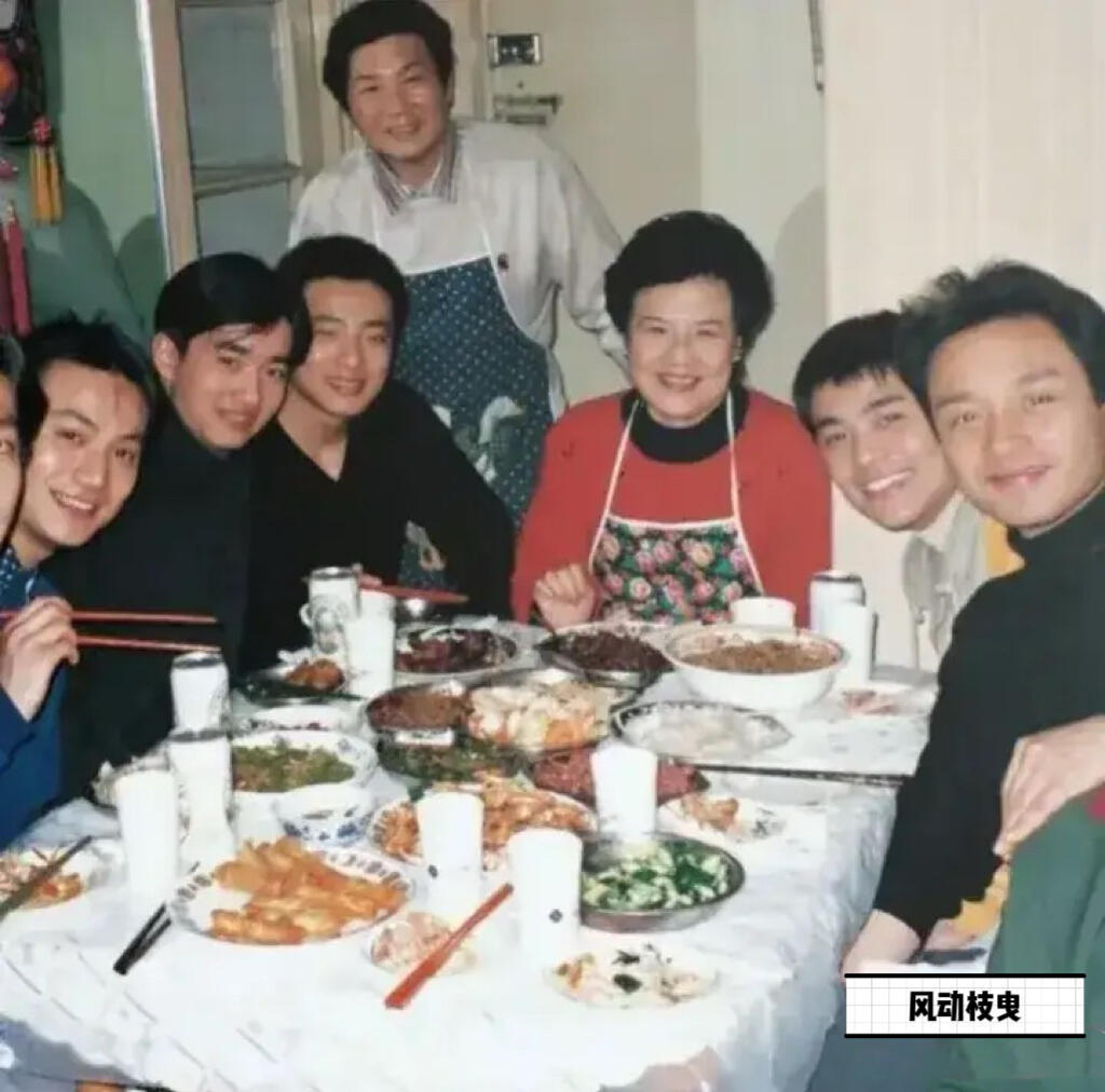 1993年冬，张国荣和其他同学们一起在京剧老师张曼玲家聚餐时的合影照片，为了欢迎