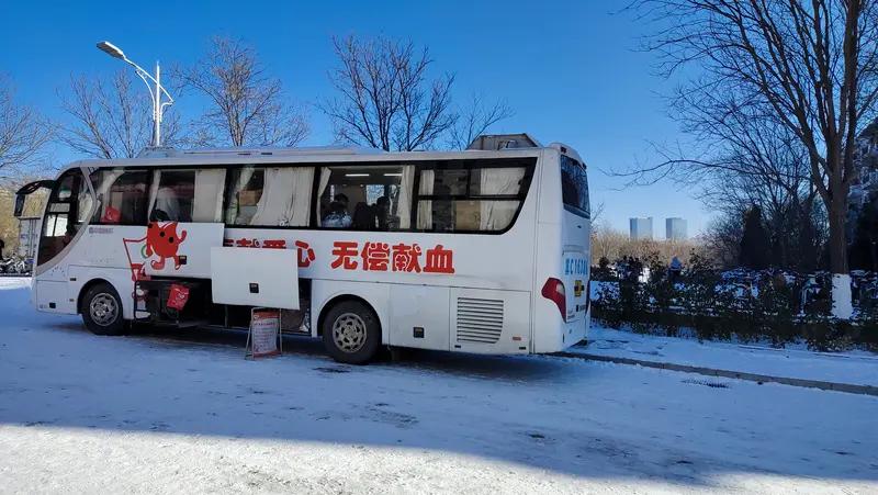 重庆数所中学有献血车进校，开展无偿献血引关注！多方回应：学校自愿参与，限满18周
