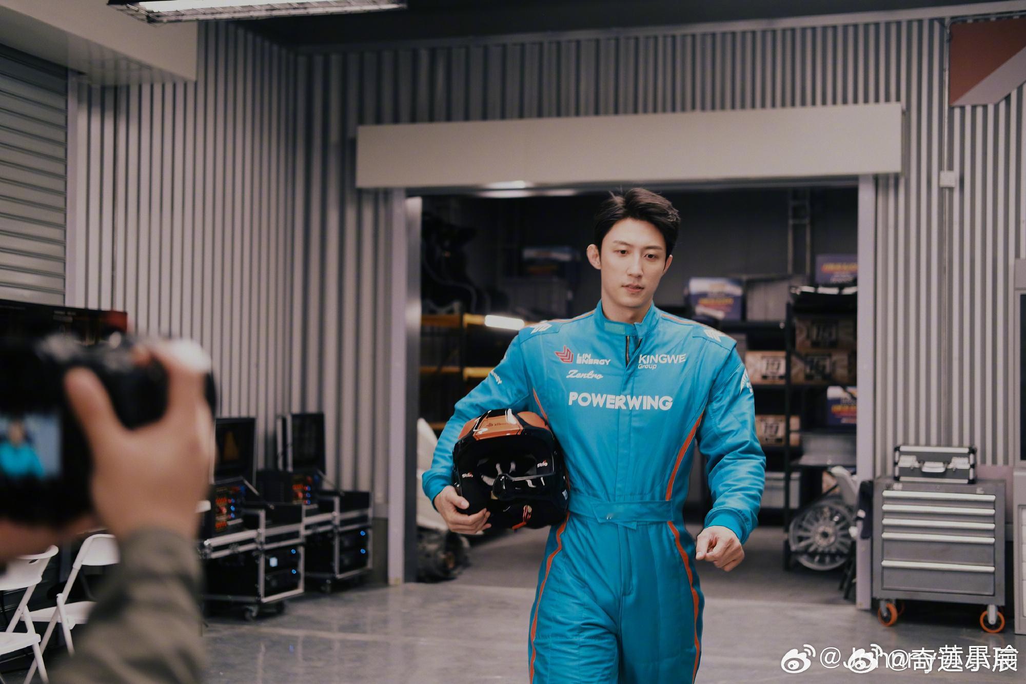 喷不了黄景瑜这是真老公哥《飞驰人生3》黄景瑜演的林臻东太圈粉！帅到男女老少集体沦