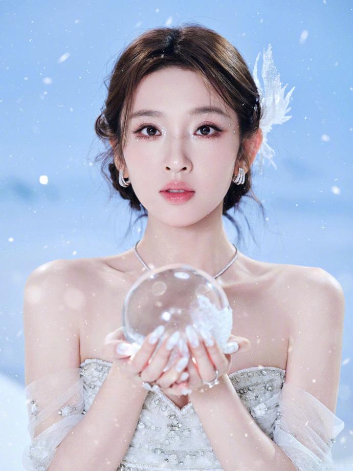 唐艺昕这身披银衣宛如冰雪精灵，每一帧都美得令人心动，期待乘风舞台上更闪耀的表现！
