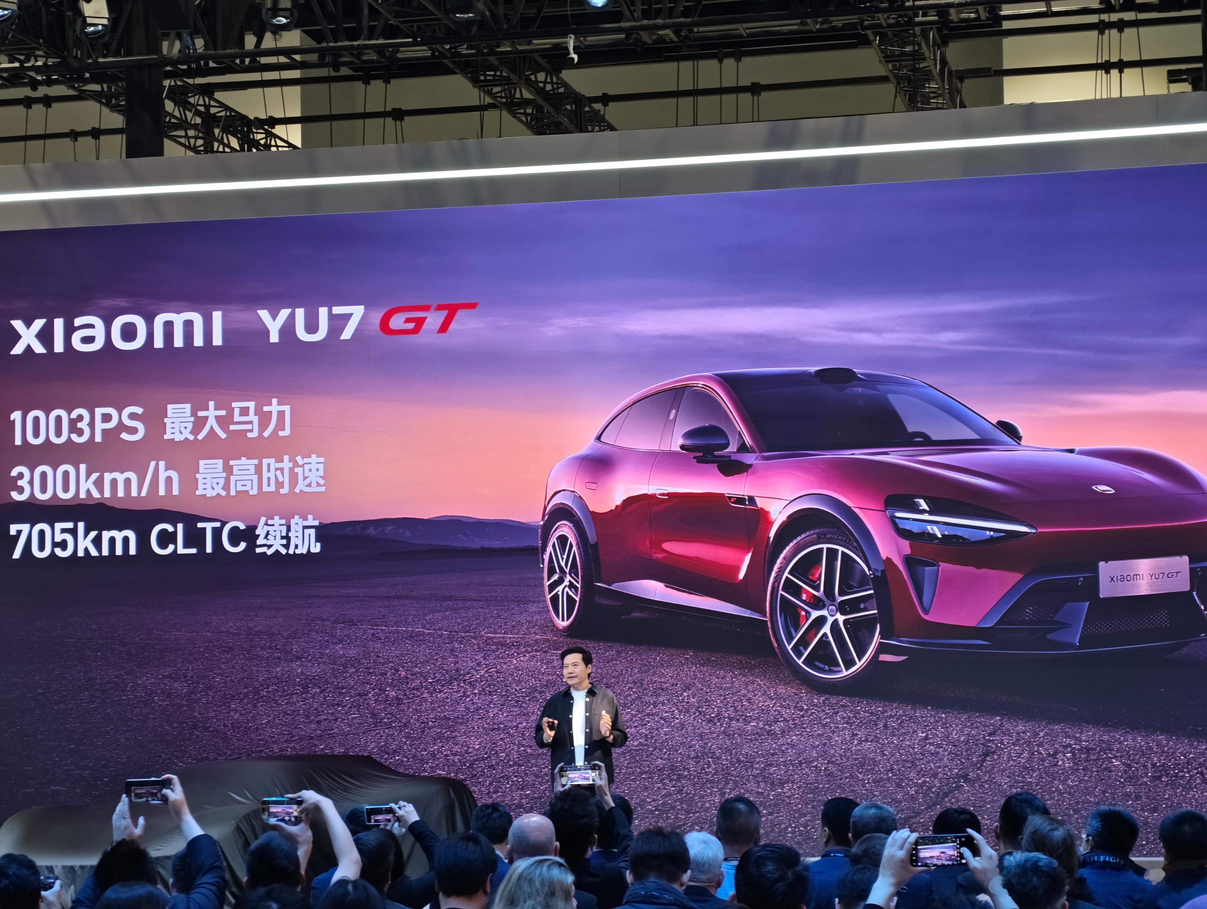 小米YU7 GT亮相，原汁原味的纯血GT，跑车级宽体设计，车厘子红新配色。100