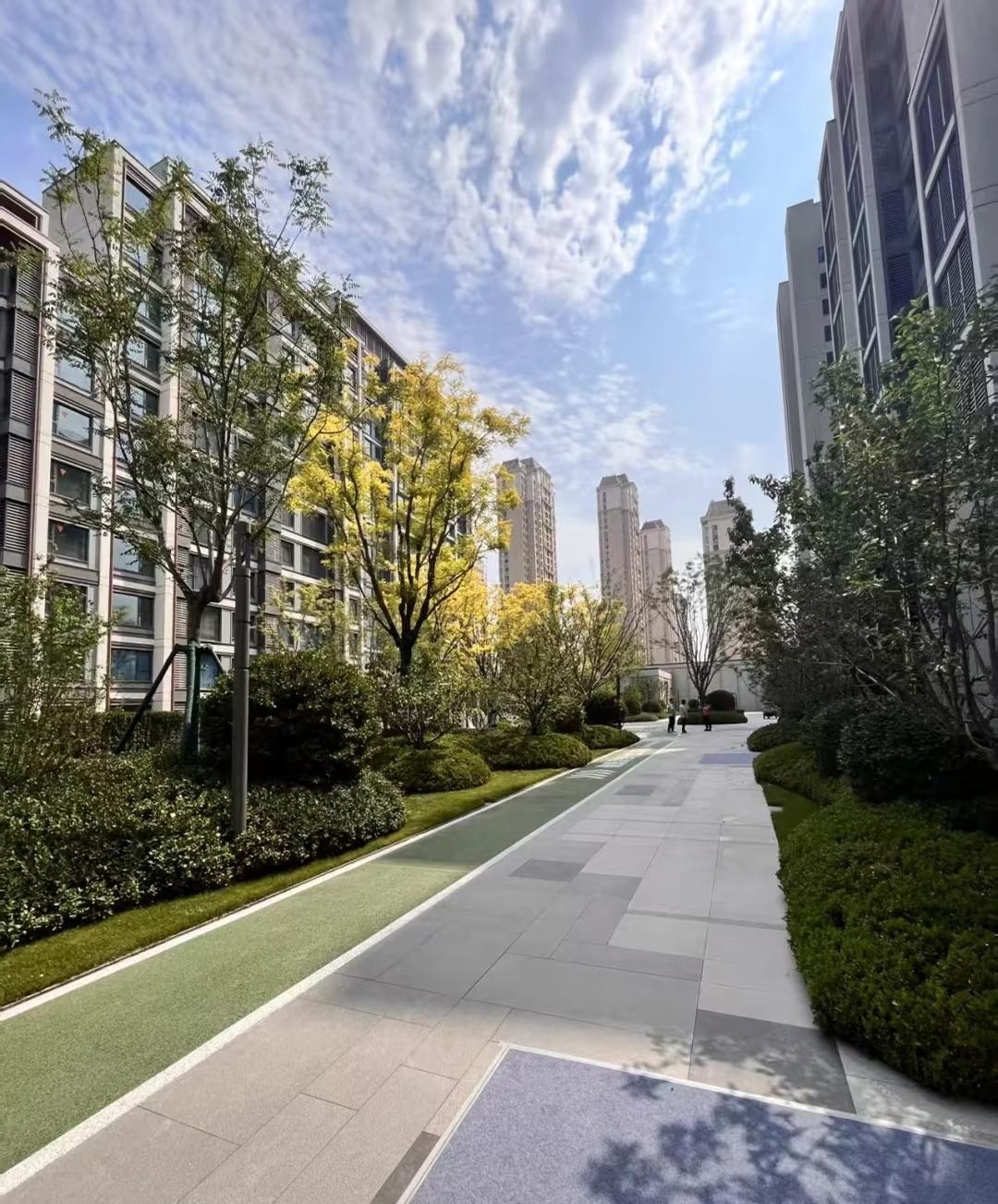 二本毕业的朋友17年掏空积蓄
在燕郊高价买房，
以为能扎根安家。
不曾想几年过去