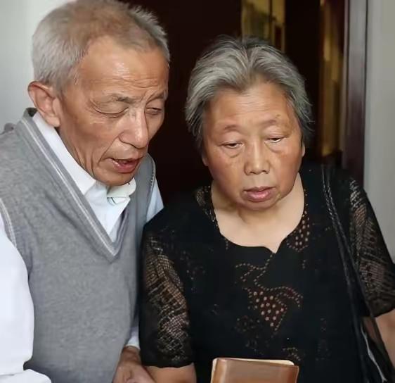 2013年，61岁知青刘宝华重返米脂县，看望他的初恋马凤兰。谁知，她竟给自己生了