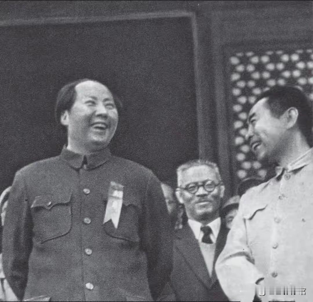 开国大典上难得的温情瞬间，毛主席与周总理并肩站在天安门城楼相视而笑，身后是民主先