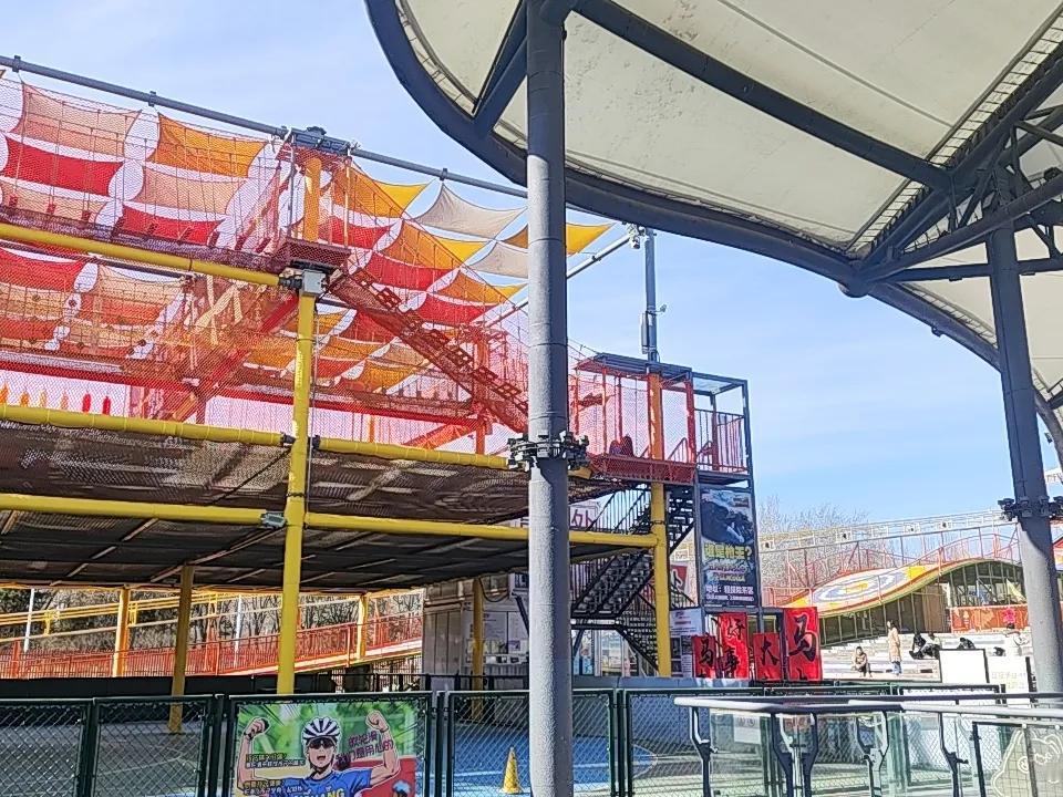 大城市的年味儿虽然没有老家那么浓，但倒是不缺孩子玩的地方，小孩玩蹦床，大人在一边