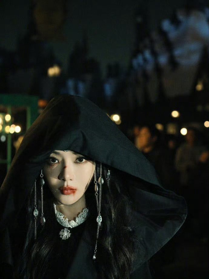 邓家佳cos暗黑女巫 镜头拉近的瞬间，她眼尾的暗红色眼影像淬了血的朱砂，帽檐阴影