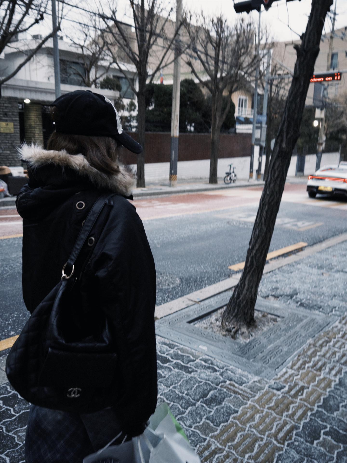 我们都不懂离别的重量   直到某天冷空气裹挟着回忆涌入