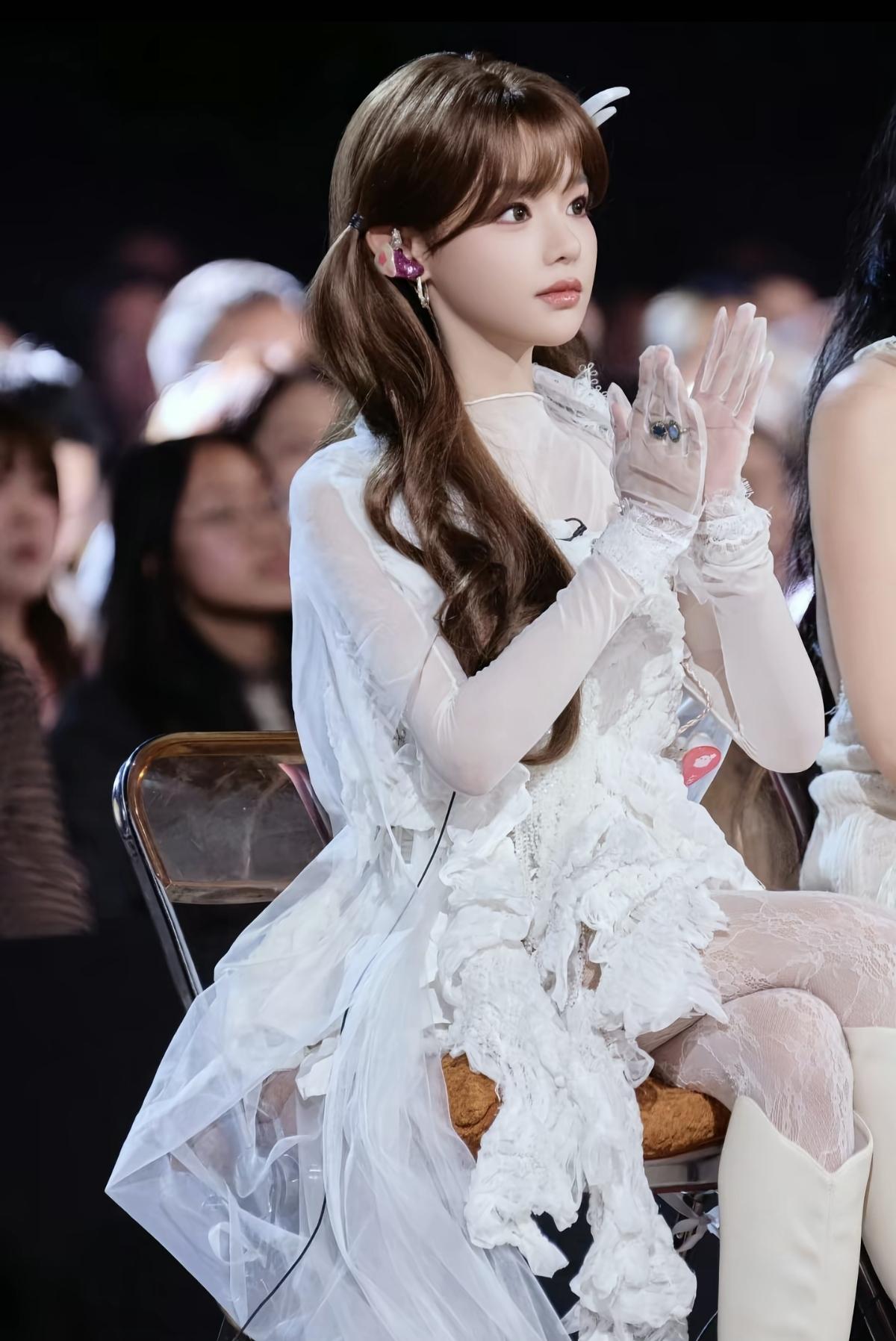 在光与影的交错里，她是舞台下温柔鼓掌的白月光，也是华语乐坛里用歌声点亮夜空的星辰