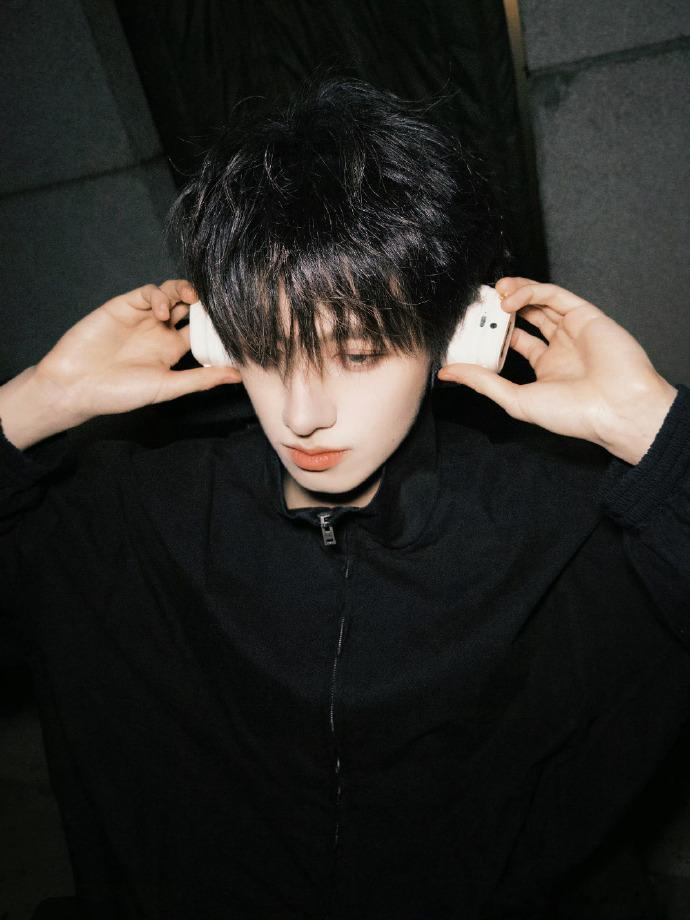 朱志鑫朱志鑫的直拍我能看一百遍 朱志鑫：舞台上的going专业户。直拍里的他，一