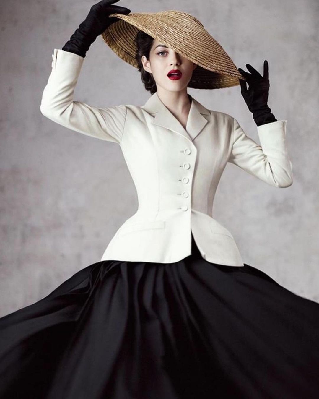 Dior 1947年的Bar Jacket ，品牌最经典的招牌设计，首次登场于迪