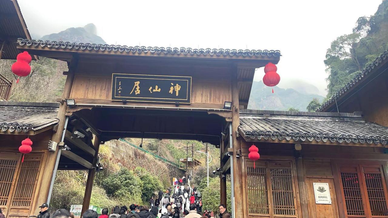 山不见我，我自去见山。这才是真正的爬山 大山里的原生态 农村山卡卡 喜欢爬山🏃