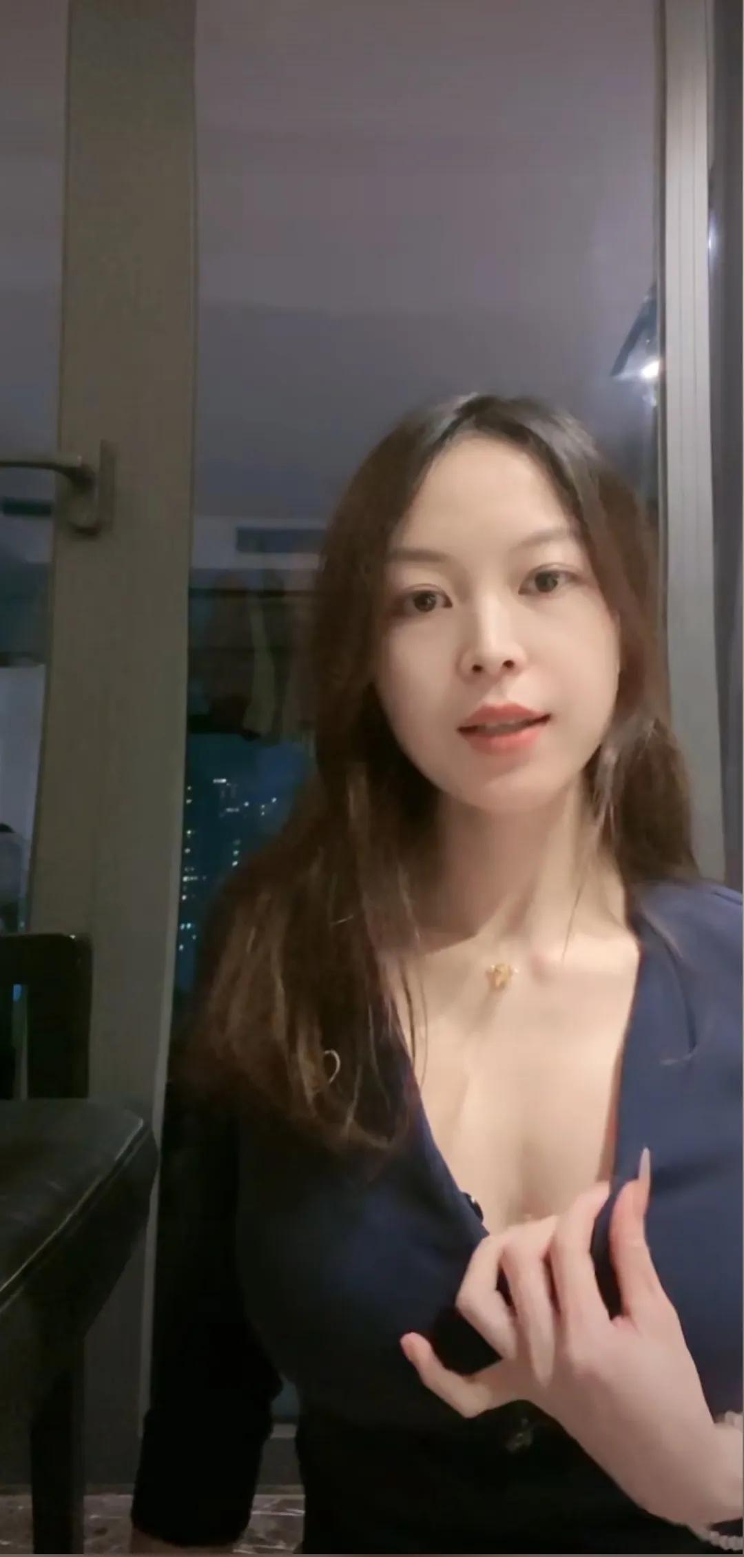 优雅夜晚，蓝色V领衫的魅力。💙✨