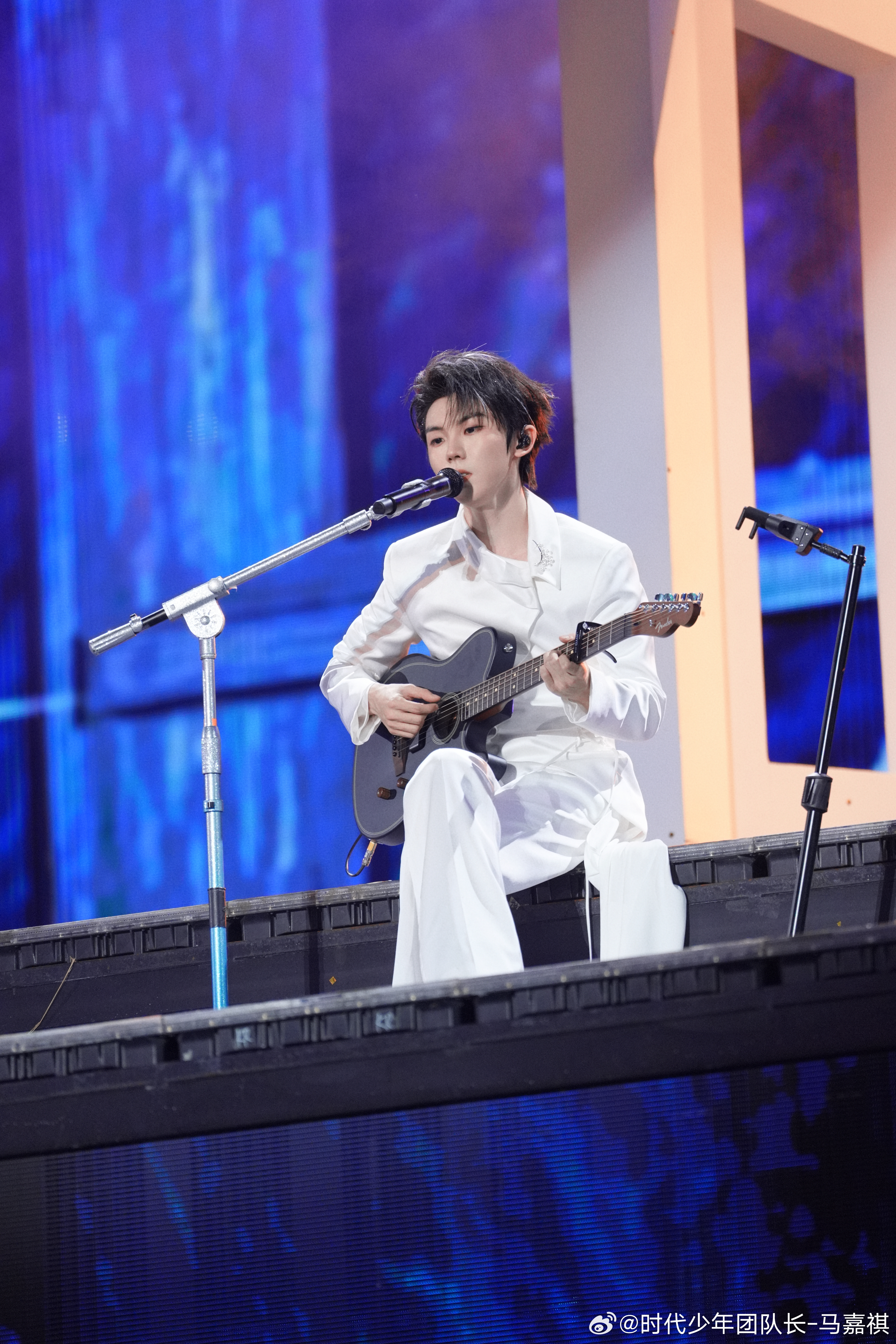 马嘉祺唯我论者的独白💜全能音乐人马嘉祺堕入林间的高崖，试图触碰云间隐匿的月光，