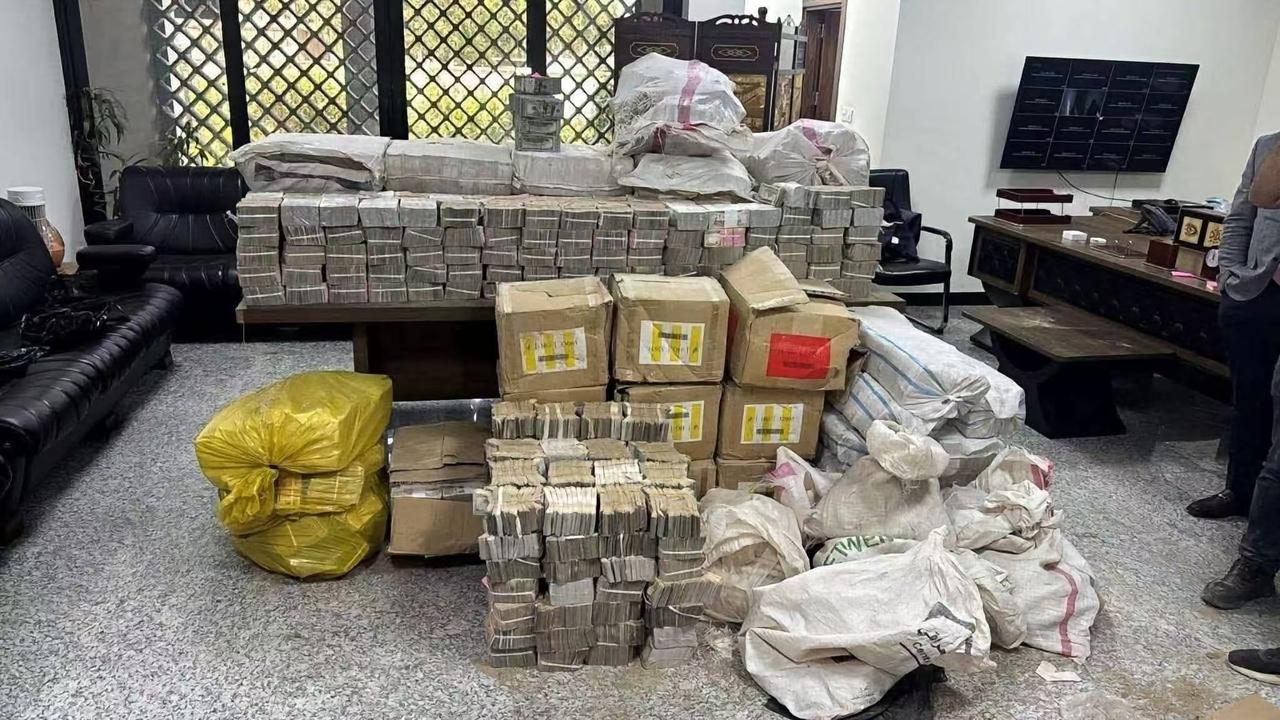 伊拉克军警一夜抓捕47名官员和议员，在农场里拼命挖，在地下4米深坑里发现670亿