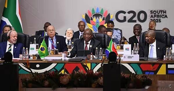 1. G20南非峰会首日通过联合宣言 未纳美国意见：G20首次在非洲大陆南非举办