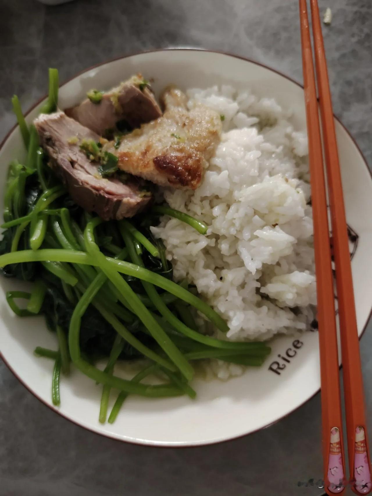 来一份简餐，
配一份心情。
把焦虑不安的心放下，
生活才不会压抑。
把不为已过的
