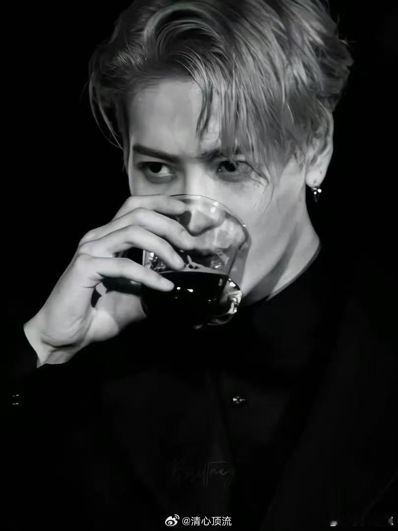 王嘉尔 把事业调成手动挡王老板的掌控力太绝了！演唱会从创意到落地全由他操盘，惊艳