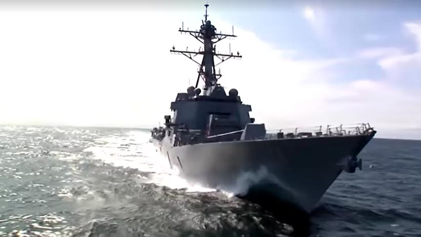 据半岛电视台深度报道，阿曼湾深沉的夜色在三声刺耳的巨响中被彻底撕碎。伊朗联合军事