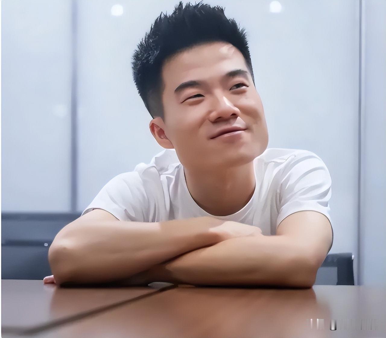 受够了人前一套人后一套？
看看董宇辉的“精分”现场。
粉丝总调侃董宇辉是“矛盾综