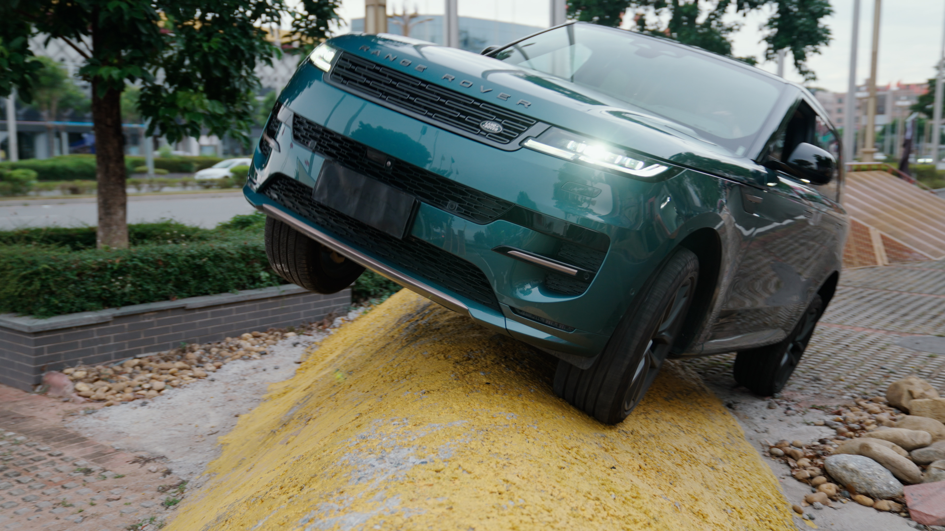 差点把揽胜运动开翻试个车风险太大了视频晚上更新，是兄弟就今晚18：00来砍我我还