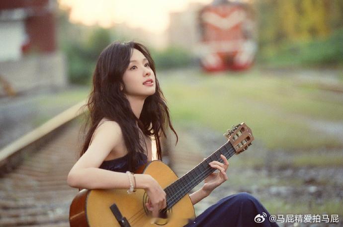 陈都灵弹吉他的少女想听陈都灵弹一曲 弹吉他的少女好有文艺感，想听一曲 ​​​