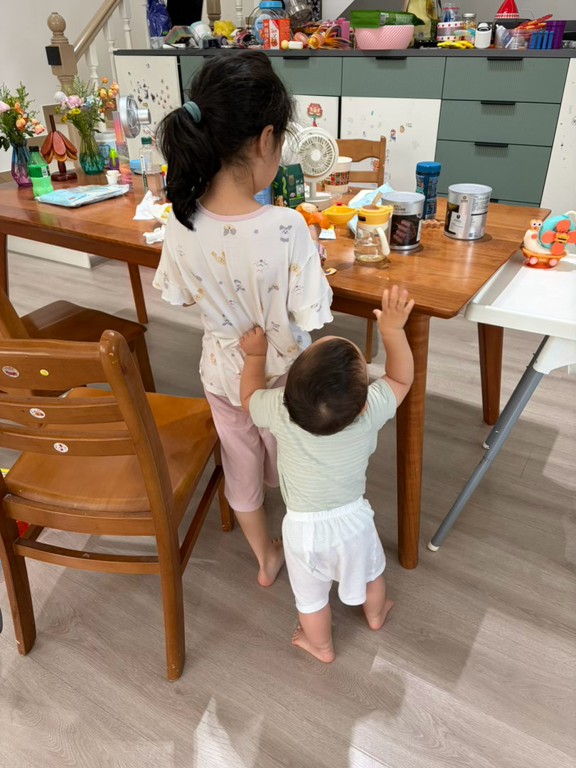多宝现在对吃的越来越在线了，我在喂他吃西红柿，绿腚西红柿，看见姐姐吃橘子，马上就