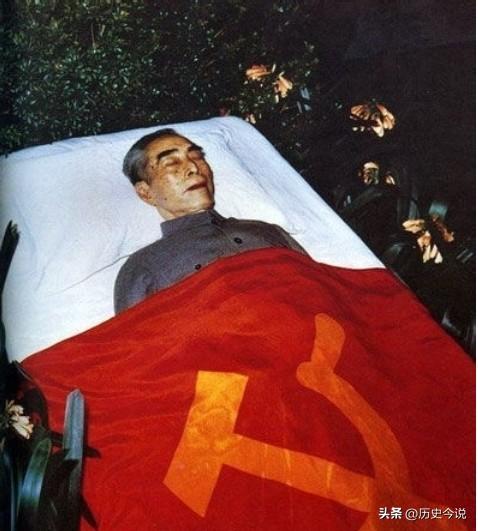 1976年伟人离世，华国锋临危下达关键命令，这一抉择让后人永世感念
 
阅读此文