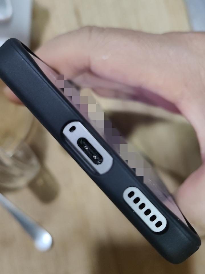 买个新手机，

发现没有耳机孔，

我年纪大了不喜欢无线蓝牙耳机，

耳朵戴不住