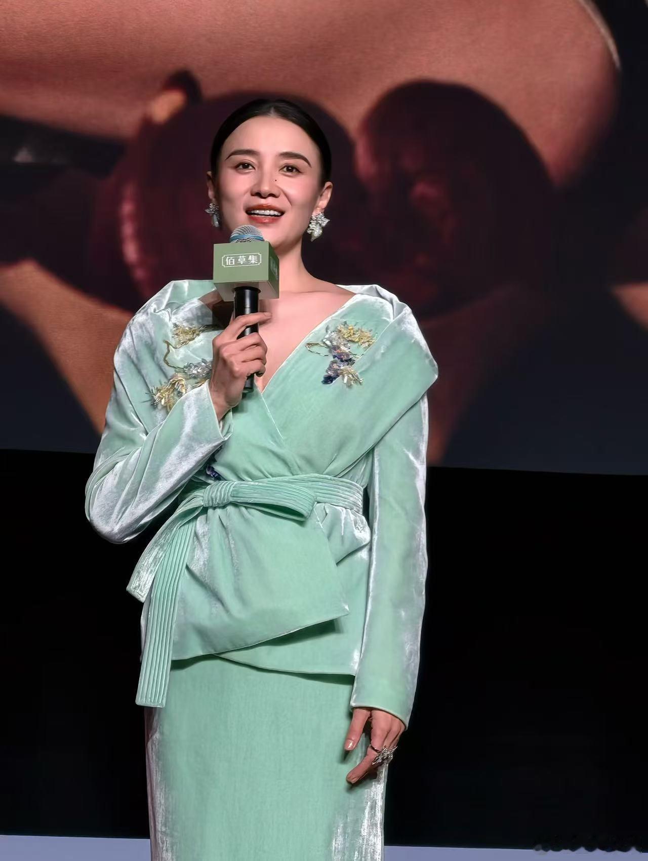 宋佳上海活动状态 真正的大地之母状态永远都是这么好，永远保持温柔大方，大气的状态