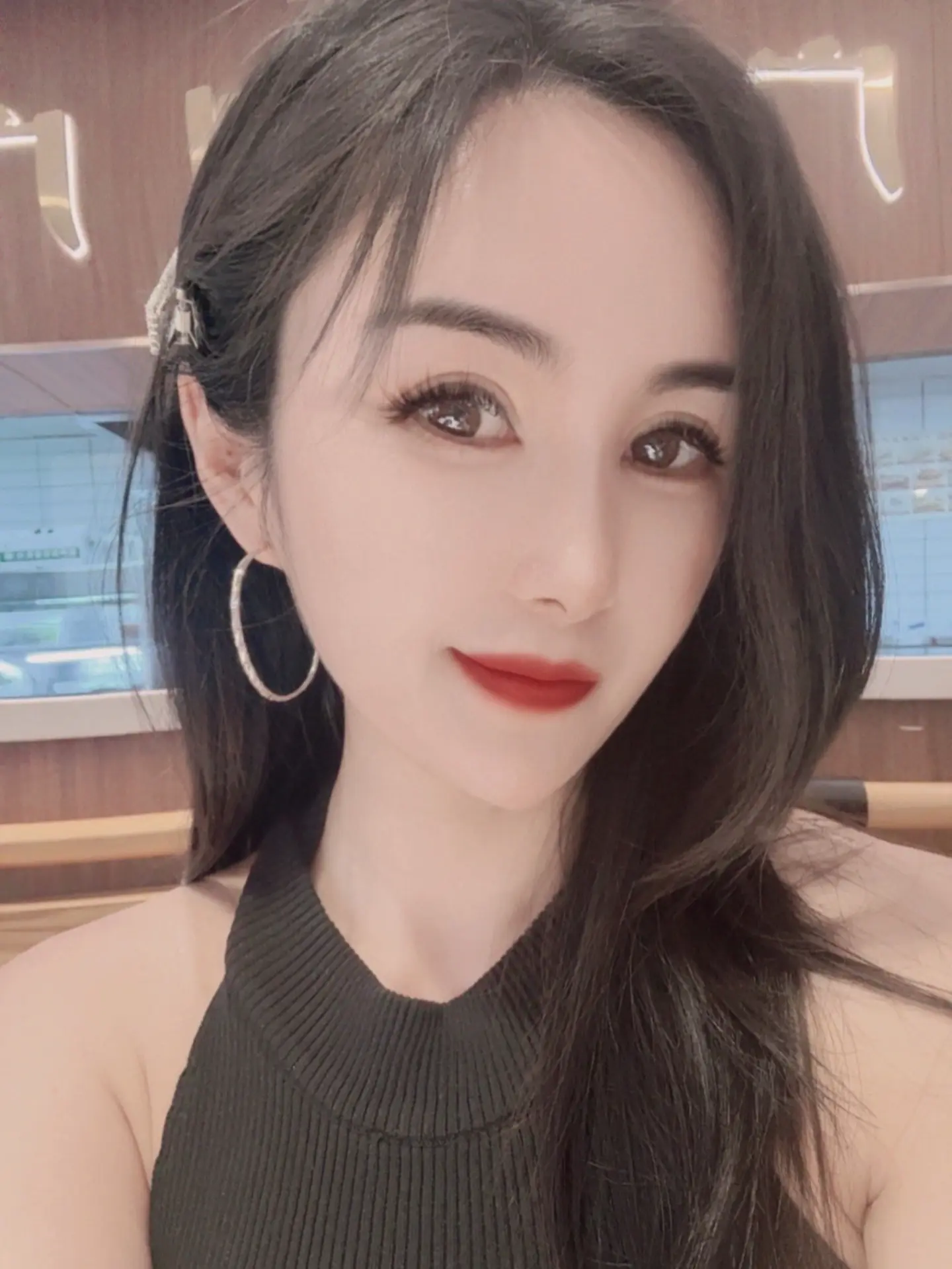 爱自己的明媚  也接受自己的破碎  当我学会爱自己时 我就不再担心失去