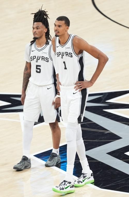 马刺在NBA总决赛0:2失利，最主要的原因还是年轻人飘了，准确的来说是文班亚马飘