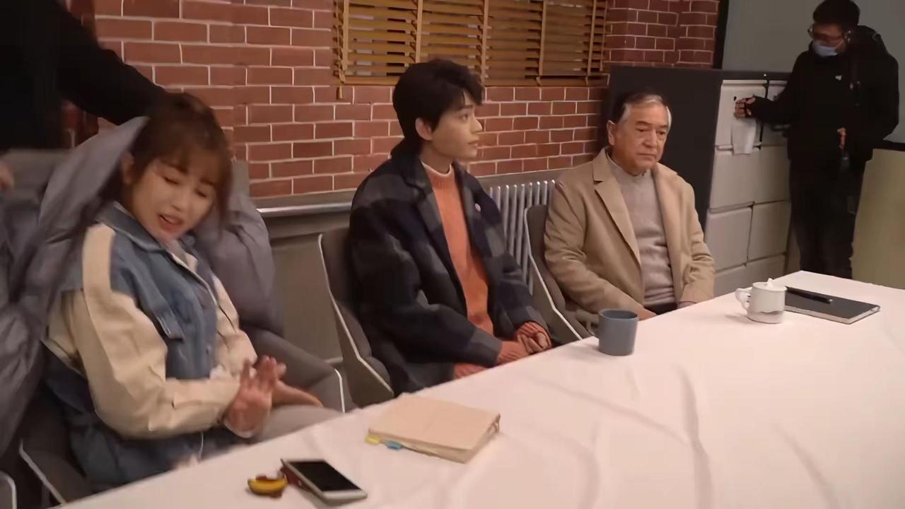 我遇到一个女孩，她漂漂亮亮很可爱，她优点很多，她温柔聪明善良不服输。可她总是内耗