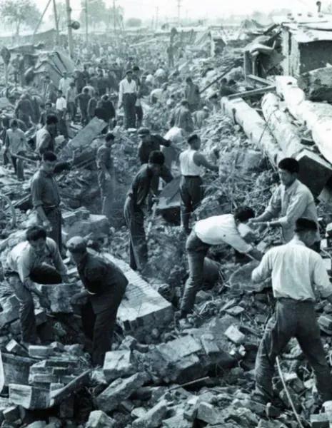 1976年，唐山大地震中，一座看守所被震塌，200多名囚犯从狱中跑了出来，哪料，