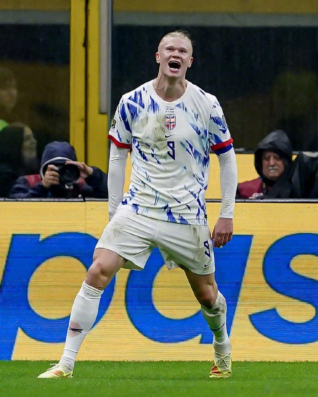 【，！】皮奥-埃斯波西托率先破门，随后挪威大反击，努萨扳平比分，哈兰德梅开二度，