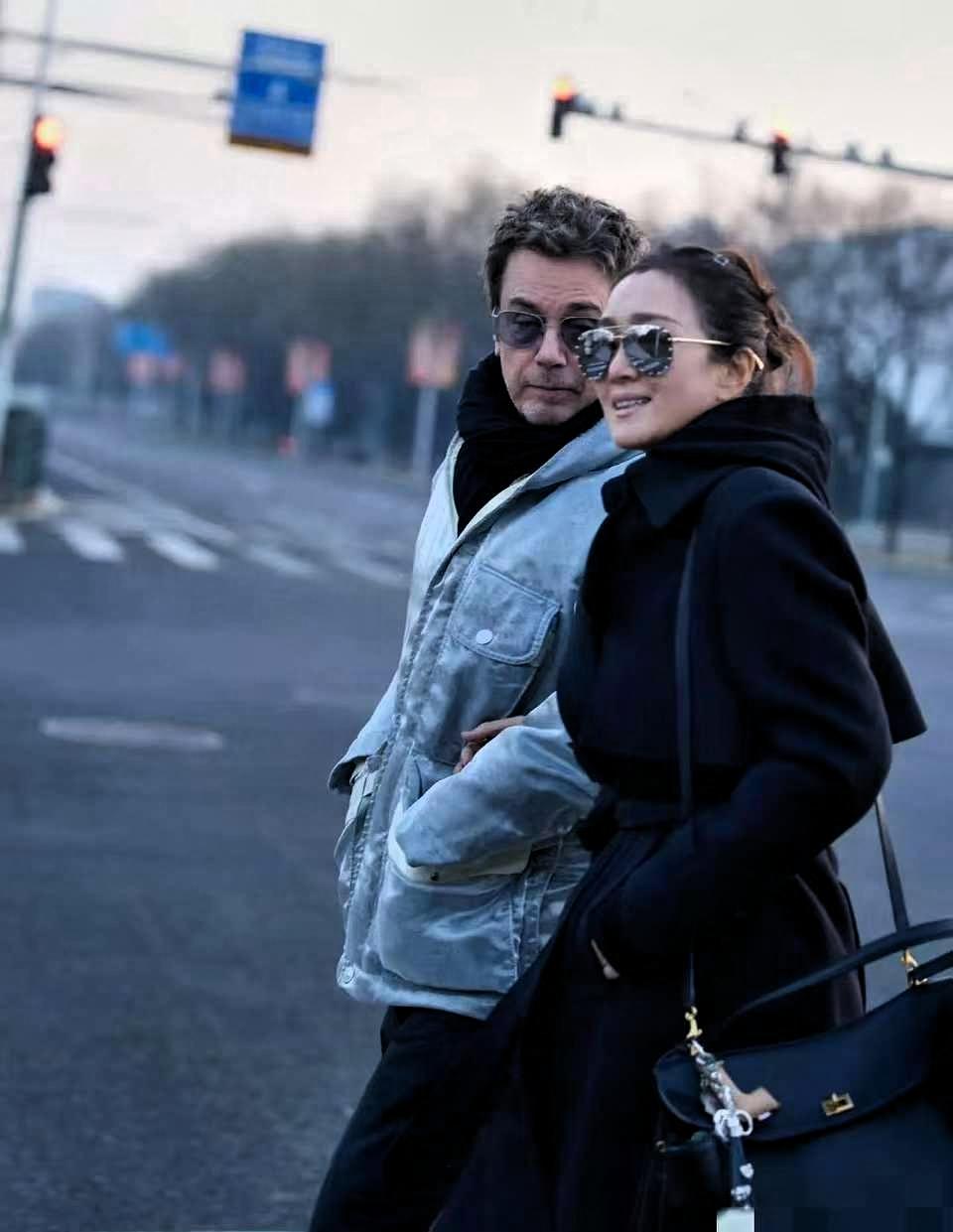 巩俐大概率要孤独终老了，她与 77 岁的现任法国老公在北京游玩，街头牵手散步、骑