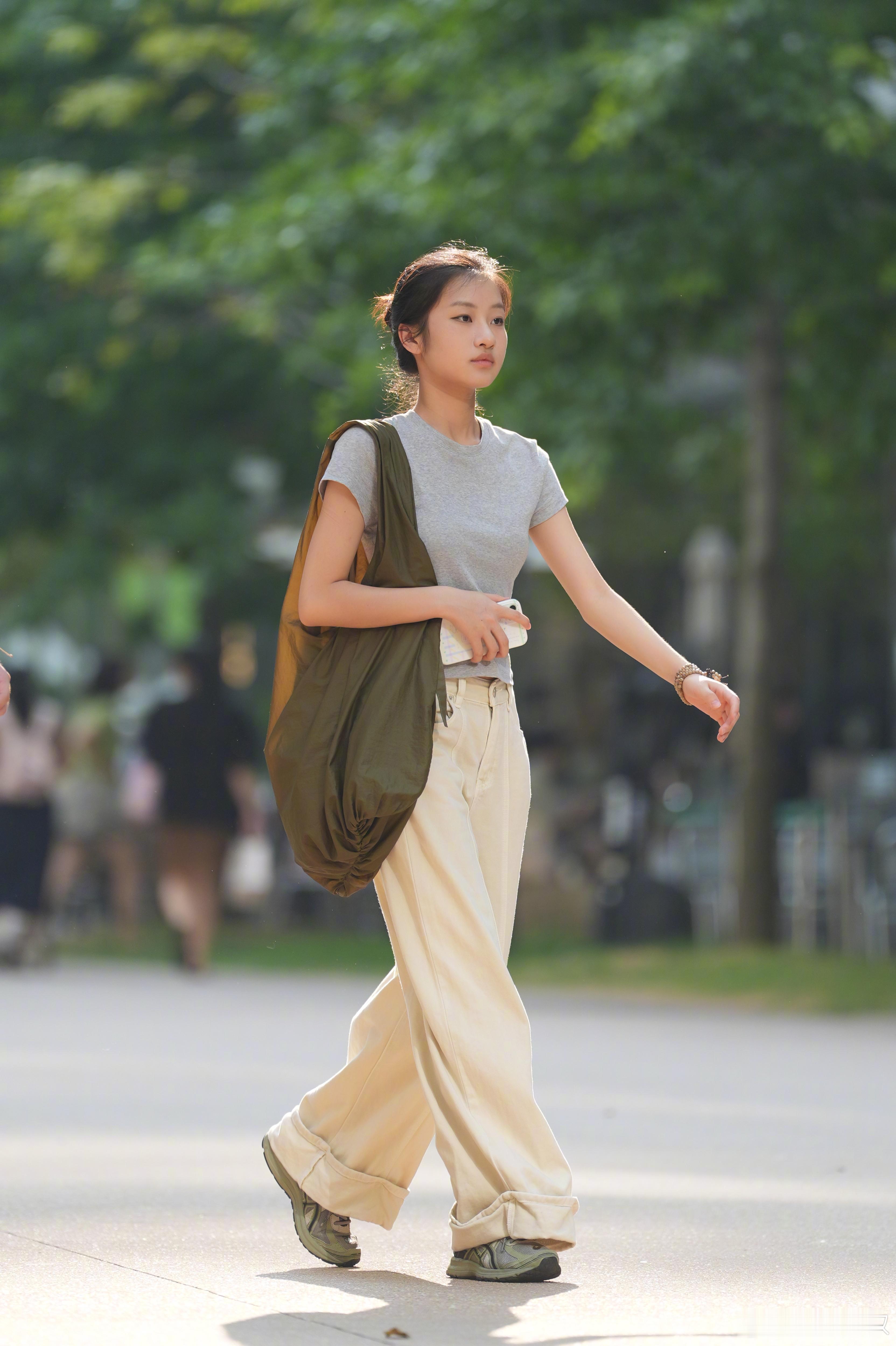 8月27日街拍更新，舒服穿搭超大包包的松弛感[心] ​​​
