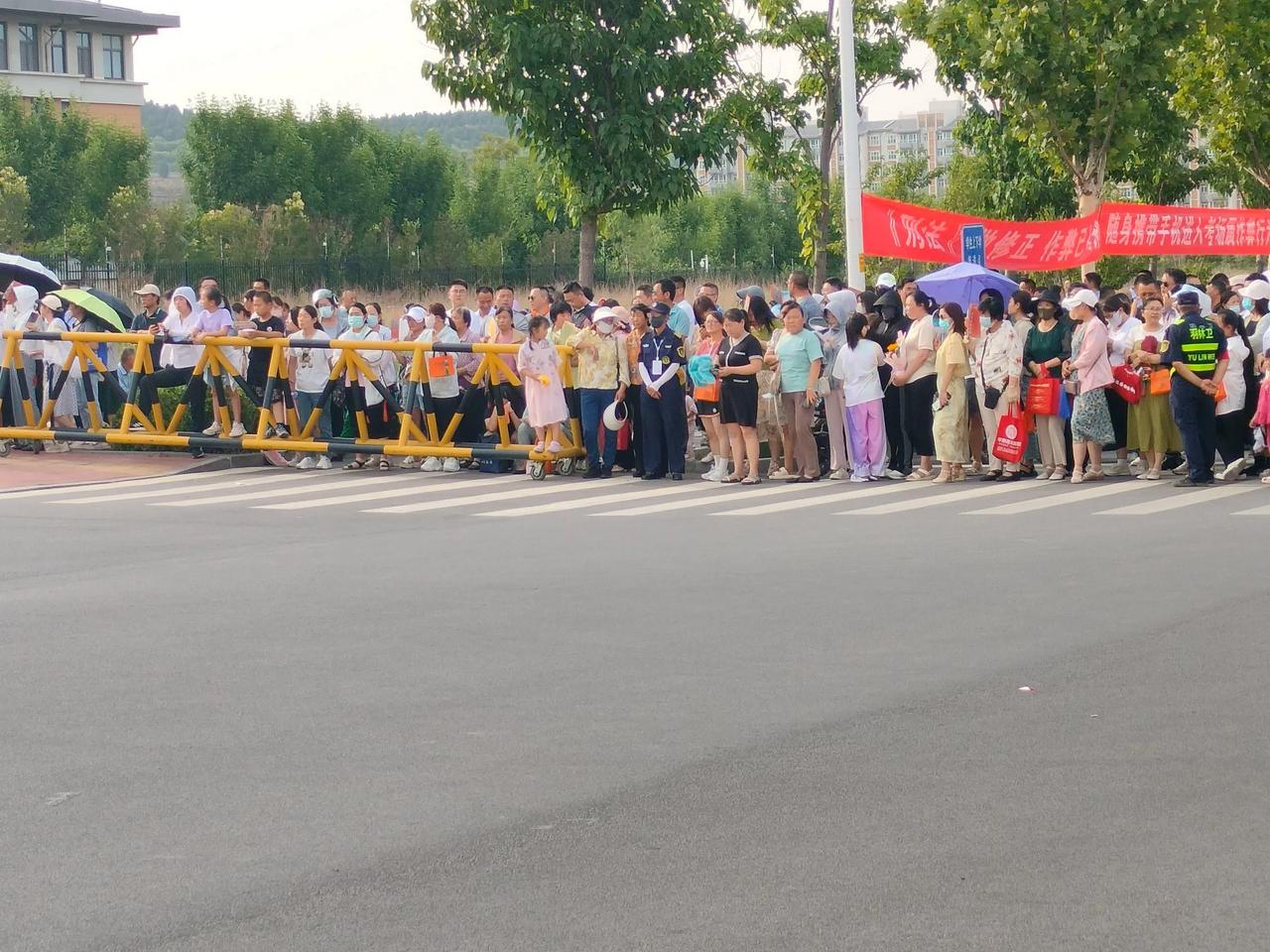 在考场外等孩子是什么心情今天高考结束了，在考场外的家长们陆续散去，我去考场外，纯