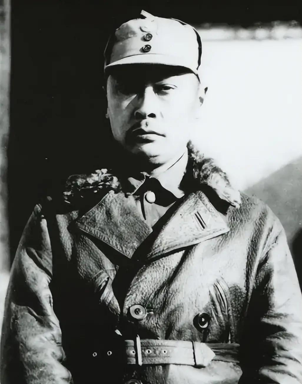 解放战争期间，华东野战军刚解放丹阳，就出了两件“小事”：有人没票硬闯戏院，还有人