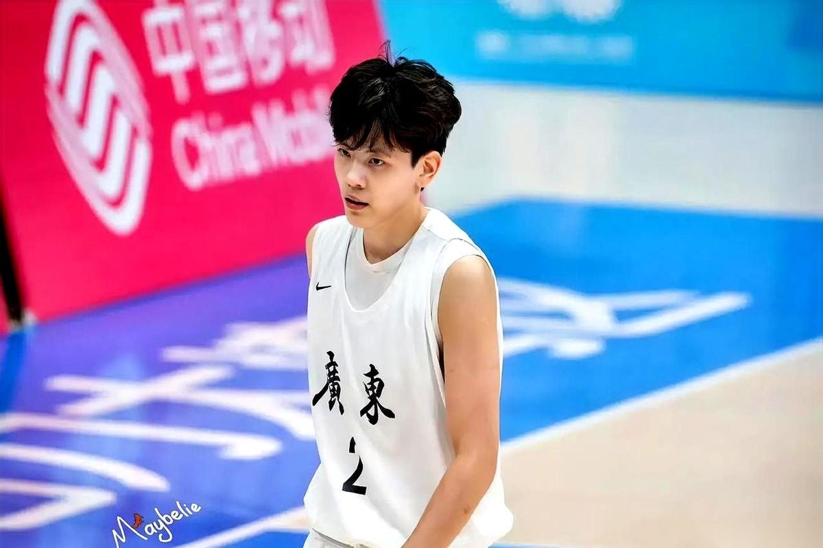 一场球，11个篮板，其中5个是前场板。
你知道这意味着什么吗？
意味着对方好不容