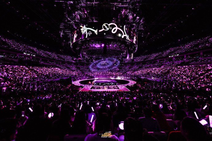 张杰五天抽了25克黄金每场送一个纯金打造的小北币和场巡年卡太重量级的礼物🎁了太