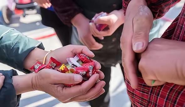 “天将大锅！”河南，一大妈路过酒店，见门口一对新人正在发喜糖，便猛地冲进人群，伸