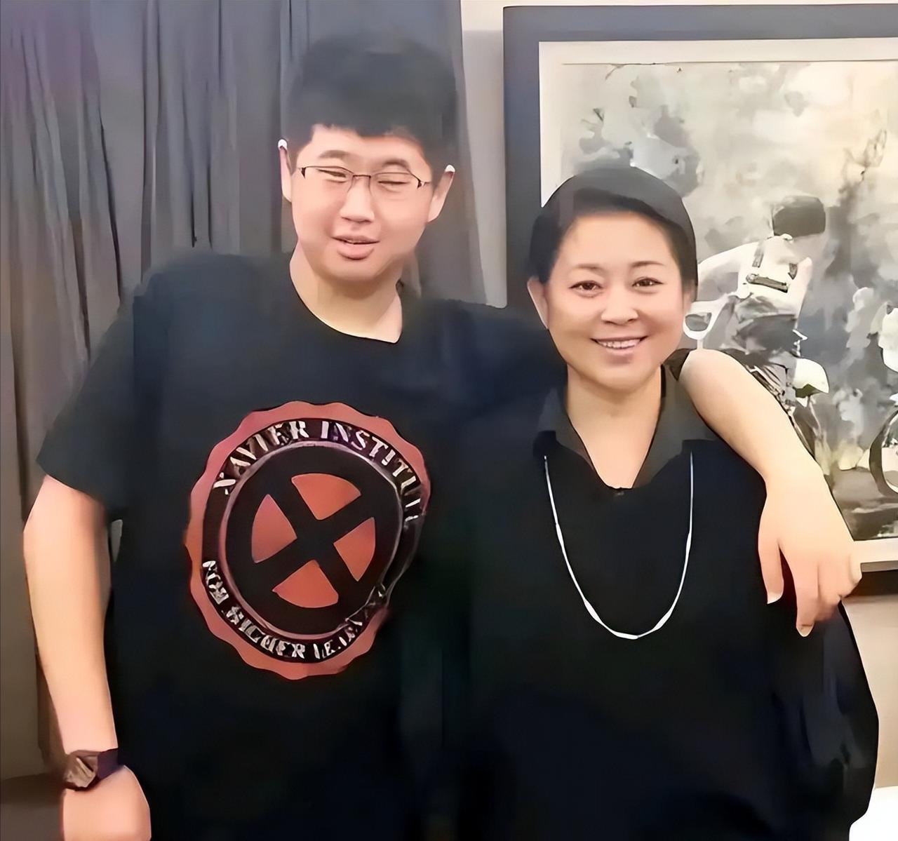 1999年，倪萍晚上跑到冯小刚家中，突然跪在地上，痛哭流涕，对冯小刚说：“哥，我