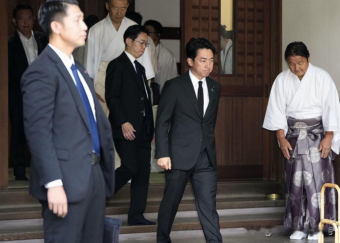8月15日，恰逢韩国光复节、日本战败纪念日，日本防卫相小泉进次郎等内阁官员以及自