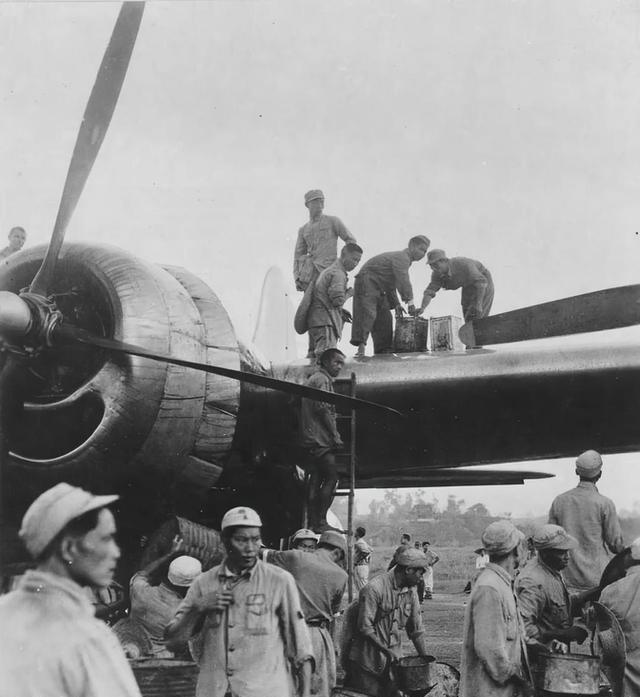 1944年，成都新津机场的B-29轰炸机起飞轰炸日本钢铁厂前，中国人带着漏斗爬上