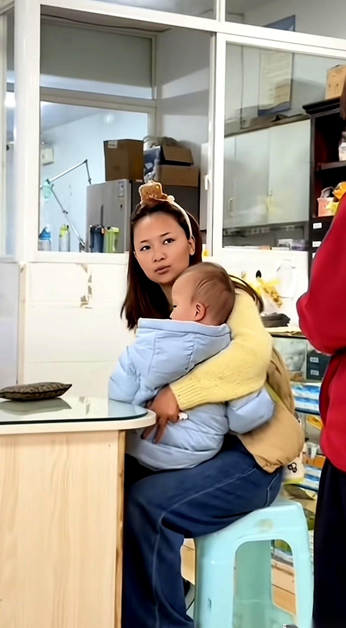 鹅姐这一步，走得是真高明。
她不是在单纯带娃，她是在下一盘大棋，一盘用“憔悴”和