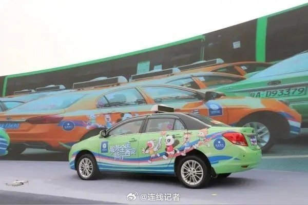 彩色出租车成城市颜值风向标   彩色出租车亮相街头，成城市颜值新风向，告别土味换