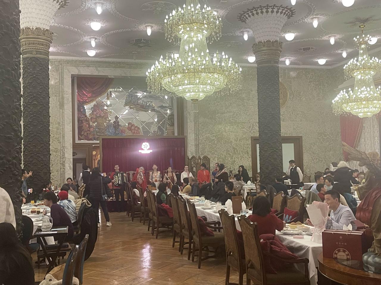 又来莫斯科餐厅品尝了美食，点了奶油烤鱼、罐焖牛肉等经典菜肴，观看了一会儿俄罗斯演