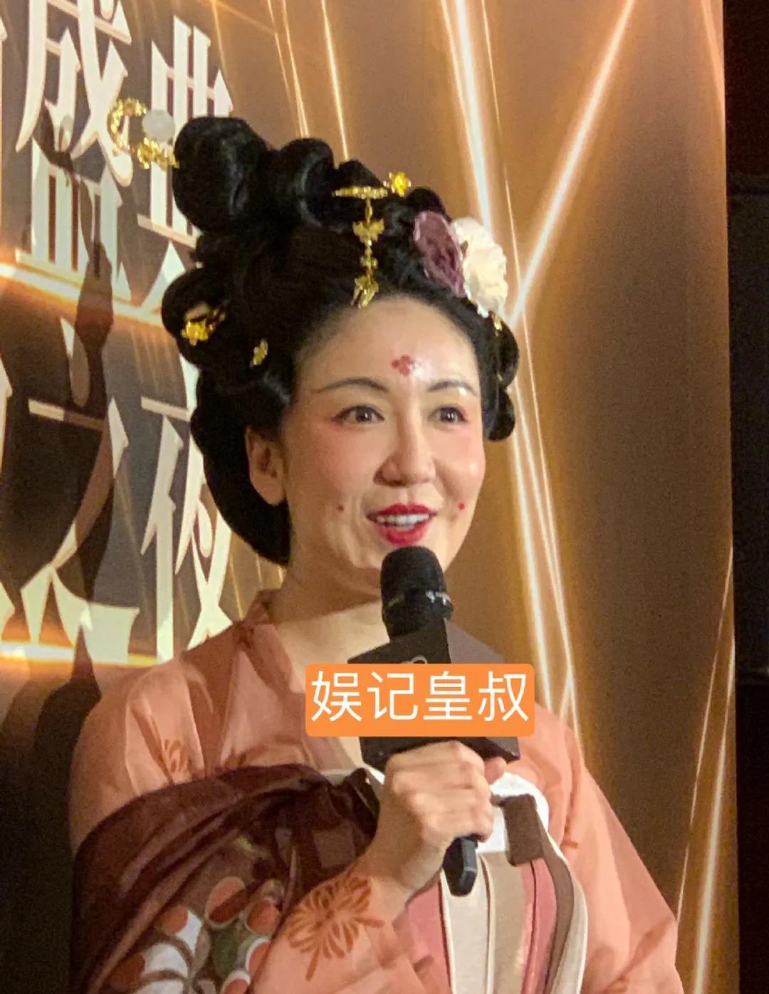 娄艺潇最近解答了网友一直以来的疑问，称自己没有整容，只是年纪大了，脸也会变的，有
